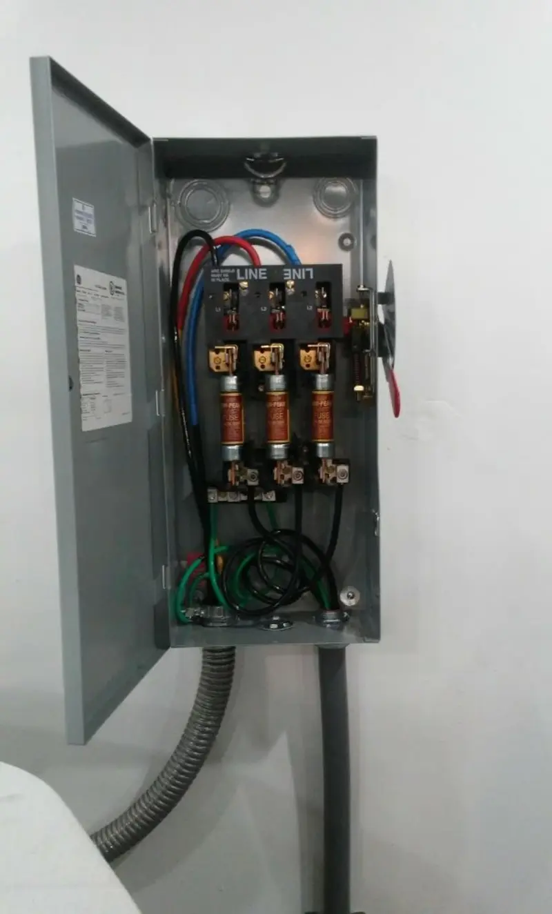 Three-phase disconnect switch installed for Smoke Detector Installation in Scott City